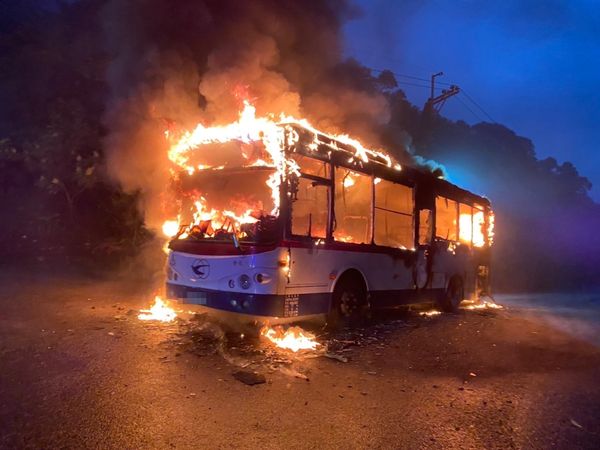 ▲▼汐止1台公車突然起火燃燒，司機疏散乘客後由警消協助撲滅。（圖／民眾提供）