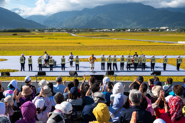 ▲▼「2022池上秋收稻穗藝術節」，藝人Matzka、周蕙、周華健輪番上陣演唱。（圖／台灣好基金會提供）