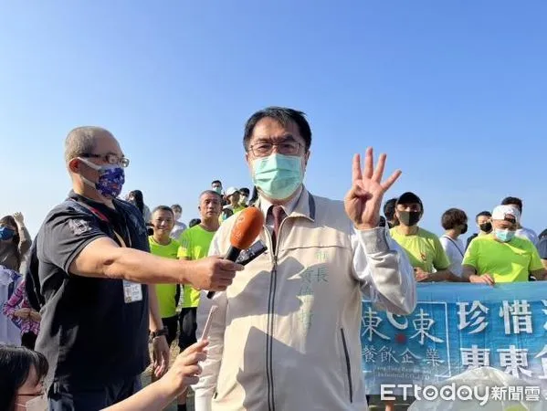 ▲台南柳營區一年一度「柳營牛奶節」29日熱鬧登場，台南市長黃偉哲和柳營農會總幹事陳佑欣等人都前往共襄盛舉，綽號「安全帽」的王宣貿穿上「牛奶裝」，強調他是有創新、有活力和最牛的候選人。 （圖／記者林悅翻攝，下同）