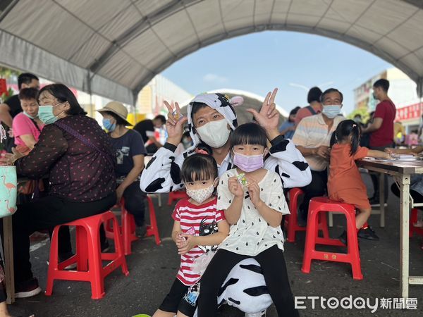 ▲台南柳營區一年一度「柳營牛奶節」29日熱鬧登場，台南市長黃偉哲和柳營農會總幹事陳佑欣等人都前往共襄盛舉，綽號「安全帽」的王宣貿穿上「牛奶裝」，強調他是有創新、有活力和最牛的候選人。 （圖／記者林悅翻攝，下同）