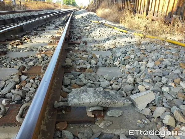 ▲▼地方政府維養的善化光文陸橋巨型水泥脫落撞擊台鐵電車線害中斷近8小時。（圖／李姿慧翻攝）