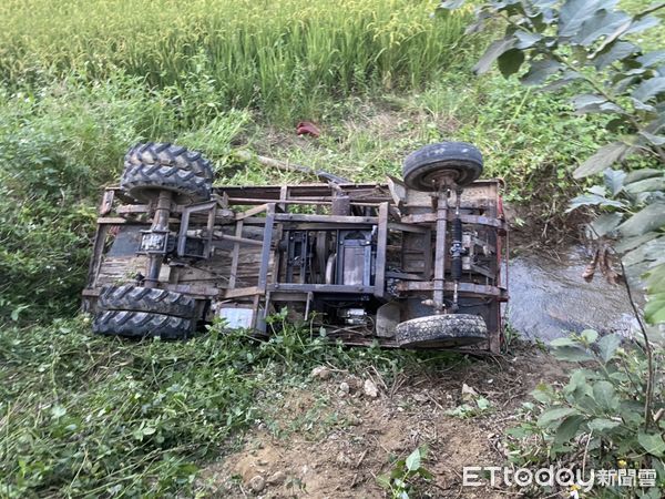 ▲白河區汴頭里1處產業道路，80歲老婦疑駕農用搬運車不慎翻覆，摔落深田野無生命跡象，經救護人員CPR及AED搶救緊急送醫仍不治。（圖／民眾提供，下同）