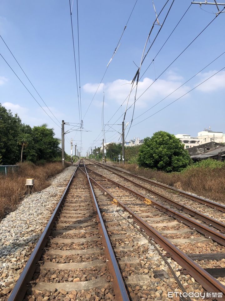 ▲▼台鐵電車線斷落，EMU3000型試運轉新車集電弓也撞飛。（圖／記者李姿慧翻攝）