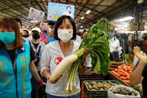 大社果菜市場掃街　民眾盼柯讓高雄脫胎換骨