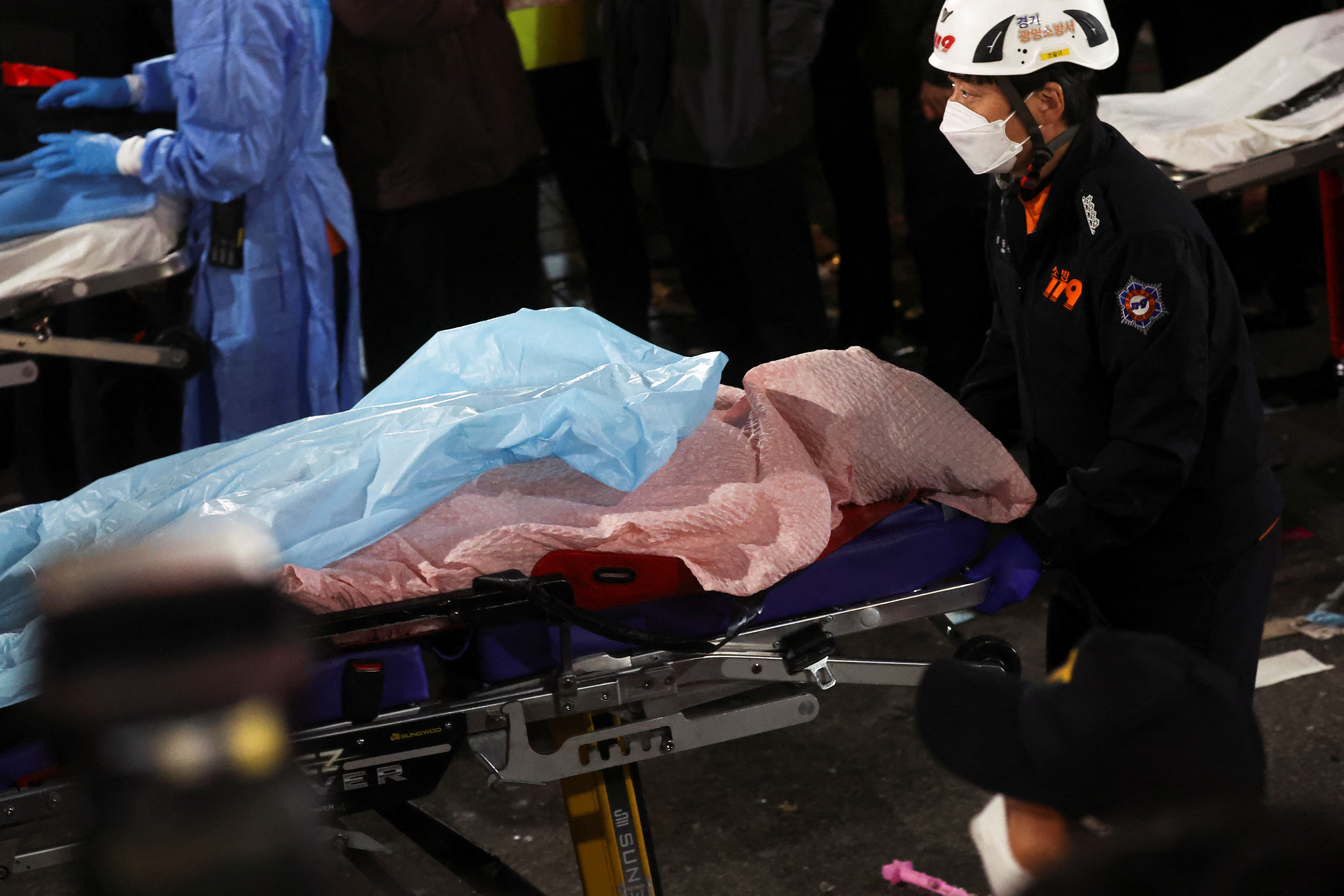 韩国首尔踩踏事故中女性死亡人数近男性两倍 斜坡坡道成致命关键_凤凰网视频_凤凰网