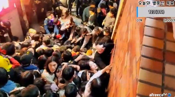 一群人堆疊「被擠到牆上」影片曝　他揭梨泰院嚴重傷亡原因。(圖/翻攝推特)