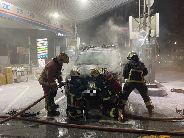 ▲▼蘆洲一輛廂型車加油時，車頭突然竄火。（圖／記者游宗樺翻攝）