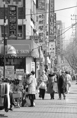 ▲▼上世紀80年代的梨泰院，因美軍駐地，時常可見軍眷出來逛街購物。（圖／達志影像／美聯社）