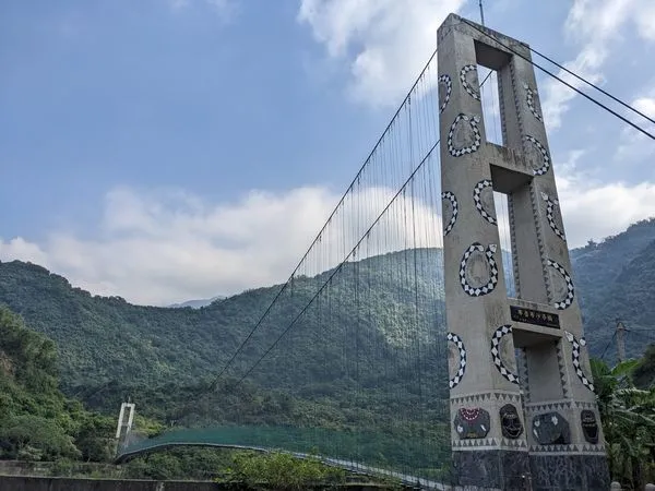 ▲▼遊客至屏東尾寮山的「布魯布沙吊橋」遭陌生男擋路收費。（圖／翻攝自爆料公社臉書）