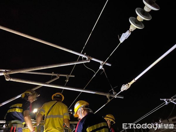 ▲台鐵台南隆田、善化間鐵道，29日下午電車線斷落事故，影響南北列車通行，台鐵電力單位全力搶修完成。（圖／記者林悅翻攝，下同）