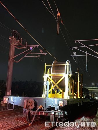 ▲台鐵台南隆田、善化間鐵道，29日下午電車線斷落事故，影響南北列車通行，台鐵電力單位全力搶修完成。（圖／記者林悅翻攝，下同）