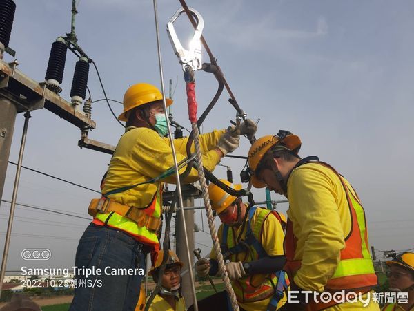 ▲台鐵台南隆田、善化間鐵道，29日下午電車線斷落事故，影響南北列車通行，台鐵電力單位全力搶修完成。（圖／記者林悅翻攝，下同）