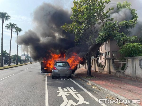 ▲台南柳營區柳營國小前30日上午近9時發生火燒車事件， 台南市消防局據報派員迅速滅火。（圖／民眾提供，下同）