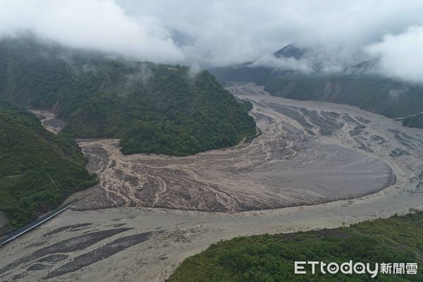 ▲2021年8月7日玉穗溪上爆發土石流將明霸克露橋沖斷，並形成玉穗溪沖積扇。（圖／傅志男提供）