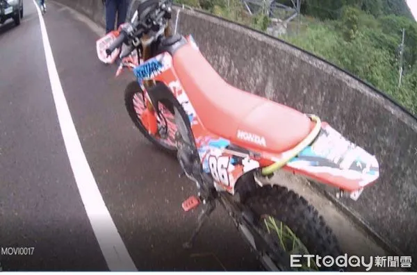 ▲越野賽手「未進賽場先拔車牌」　慘吞紅單還要吊銷車牌。（圖／記者蔡文淵翻攝）