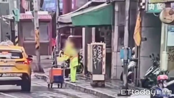 ▲林男騎車遇雨換穿雨衣、不甚將保冷袋掉落遭清潔隊員當垃圾收走。（圖／記者張君豪翻攝）