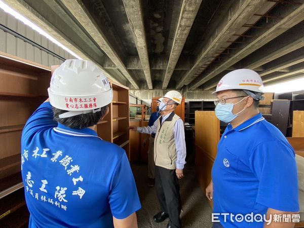 ▲台南市勞工局「做工行善團」本週持續進行修繕志業，力推黃偉哲市長的「希望家園」施政理念，油漆及電氣志工至安南區進行施作服務，完成第195戶修繕案。（圖／記者林悅翻攝，下同）