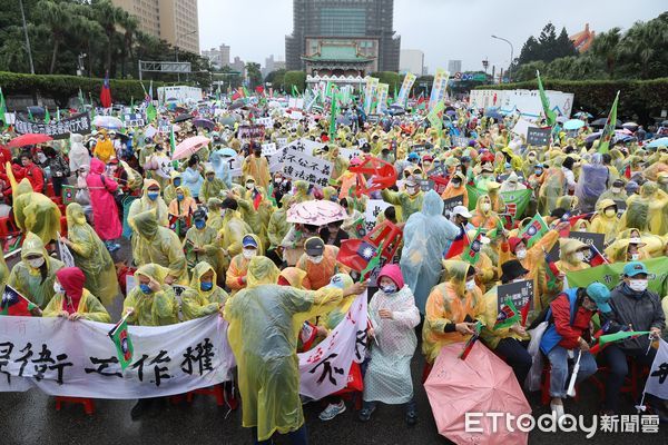 ▼救國團「公義、自由、和平、救國」大遊行人潮。（圖／記者李毓康攝）