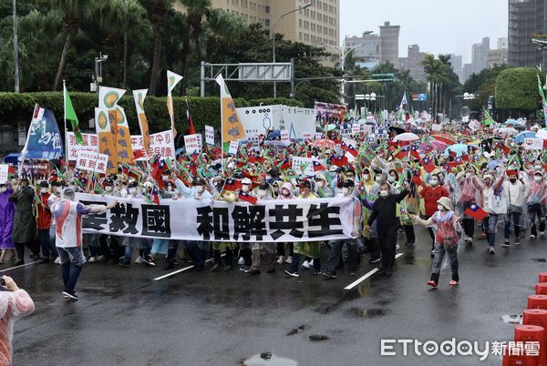 ▲▼救國團「公義、自由、和平、救國」大遊行  。（圖／記者李毓康攝）