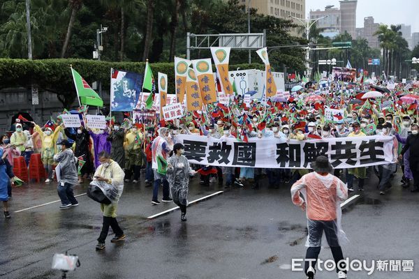 ▼救國團「公義、自由、和平、救國」大遊行  。（圖／記者李毓康攝）