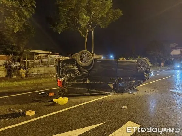 ▲▼宜蘭自小貨車自撞路樹翻車，釀陳姓駕駛及李姓女乘客2傷意外。（圖／記者游芳男翻攝，下同）