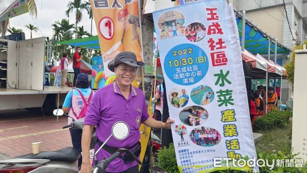 ▲屏東市玉成里水菜節，市民代表候選人陳韋逞推銷水菜             。（圖／陳韋逞服務處提供，下同）