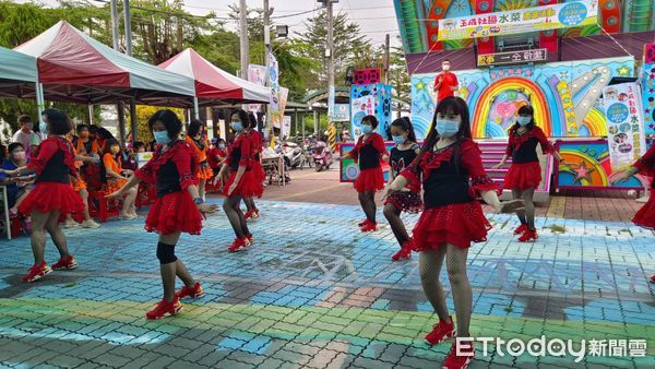 ▲屏東市玉成里水菜節，市民代表候選人陳韋逞推銷水菜             。（圖／陳韋逞服務處提供，下同）