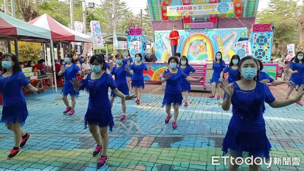 ▲屏東市玉成里水菜節，市民代表候選人陳韋逞推銷水菜             。（圖／陳韋逞服務處提供，下同）