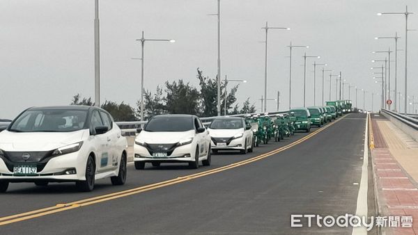 ▲▼金門大橋通車警車開道，50台郵車30台重機上橋。（圖／記者林名揚翻攝） 