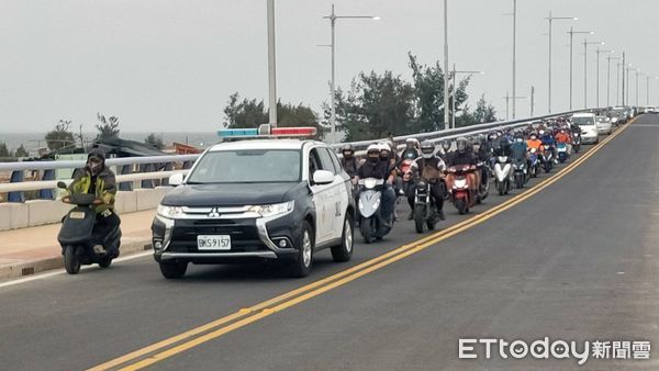 ▲▼金門大橋通車警車開道，50台郵車30台重機上橋。（圖／記者林名揚翻攝） 