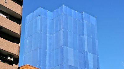 施工大樓「隱身在天空中」　天藍色布超美：不破壞風景的最佳辦法