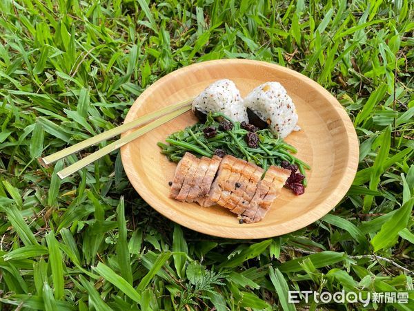 ▲丹大特色餐食─獵人飯糰、野菜、烤山豬肉。（圖／南投林區管理處提供）