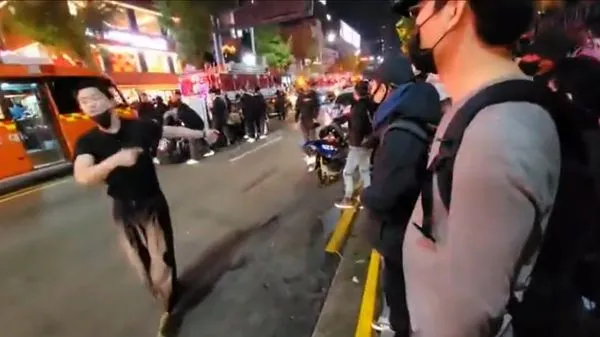 ▲▼梨泰院意外爆發後，警消因人潮擁擠擠不進現場，只能求助民眾協助搶救。（圖／翻攝自推特）