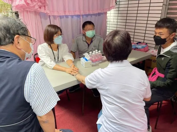 ▲▼衝選戰又忙婆婆離世，盧秀燕為女戰將邱愛珊加油打氣。（圖／邱愛珊臉書提供，下同）