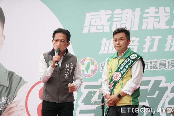 ▲台南市安平、南區市議員李啟維，在靠近運河的育平路成立競選總部，別具特色的船隊從運河進入會場時，李啟維議員表示，將推動使台南成為海洋觀光大城。（圖／記者林悅翻攝，下同）