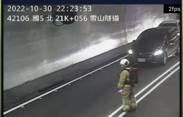 ▲雪隧發生小客車冒煙事故。（圖／翻攝國道即時影像）