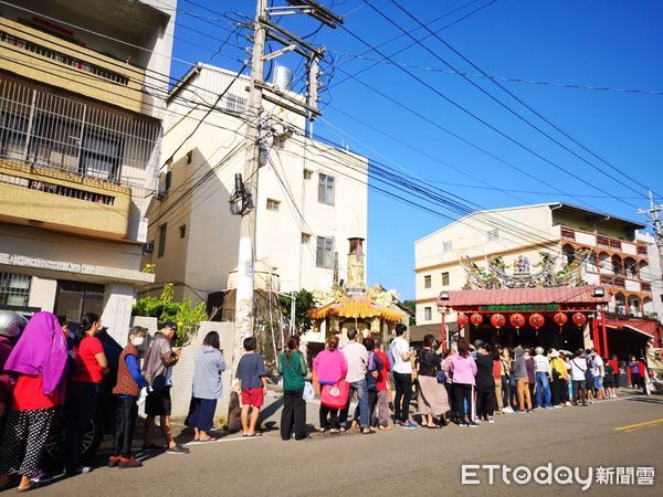 ▲西洋萬聖節發高麗菜，沙鹿保安宮辦活動阿公阿嬤也來排隊。（圖／記者游瓊華翻攝）