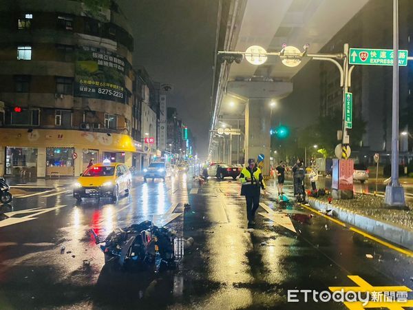 新北騎士突迴轉，後車撞上，19歲乘客噴飛亡。（圖／記者游宗樺翻攝）