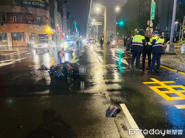 新北騎士突迴轉，後車撞上，19歲乘客噴飛亡。（圖／記者游宗樺攝）