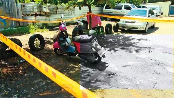 鄭母準備騎機車載女兒回家時，遭韓男刺殺，事後警方在現場圍起封鎖線採證。（東森新聞提供）