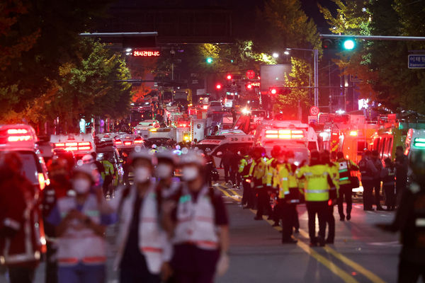 ▲▼南韓首爾梨泰院29日發生慘案，現場救護車鳴笛聲四起。（圖／路透）