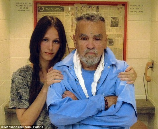 美國女子阿芙頓．伯頓（Afton Burton）宣布要與傳奇罪犯查爾斯．曼森（Charles Manson）結婚。（圖／取自mansondirect.com）