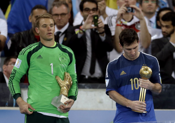 ▲德國諾伊爾(左)獲最佳門將，梅西(右)世界盃金球獎(圖／達志影像／美聯社)