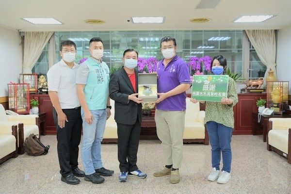 ▲台灣水木清華校友會捐贈防疫物資到桃園市議會。（圖／市議會提供）