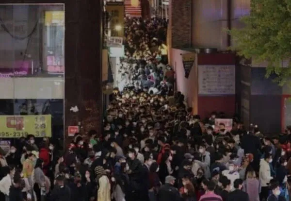 ▲▼南韓網友翻出去年（2021年）萬聖節時的梨泰院街頭的照片，發生踩踏事件的斜坡窄巷和今年一樣人滿為患。（圖／翻攝自南韓daum論壇）