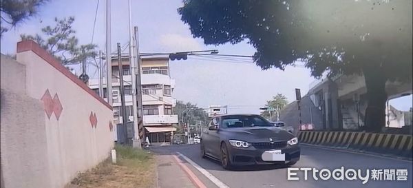 ▲▼台中霧峰一台BMW插隊左轉被攔查。（圖／記者許權毅翻攝）