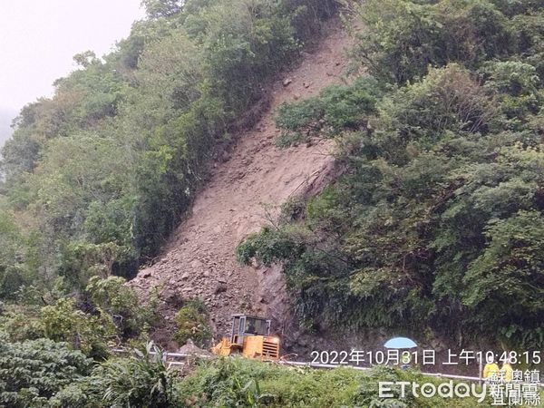 ▲▼蘇花公路共線路段台9線119.4K，東澳至南澳路段上邊坡持續坍方道路阻斷。（圖／公路總局提供，下同）