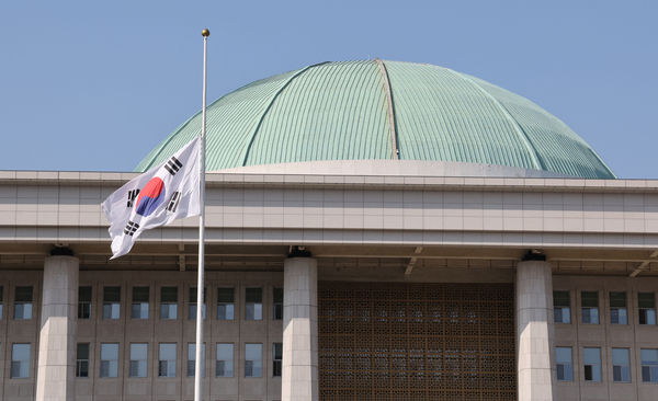 ▲▼ 南韓國會議事堂30日降半旗。（圖／路透）