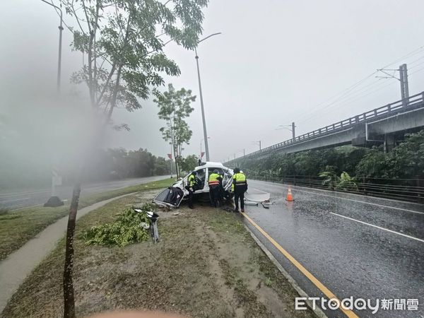 ▲江姓女駕駛在大雨中行駛，疑似視線不佳，撞上路旁燈桿。（圖／鳳林警分局提供，下同）