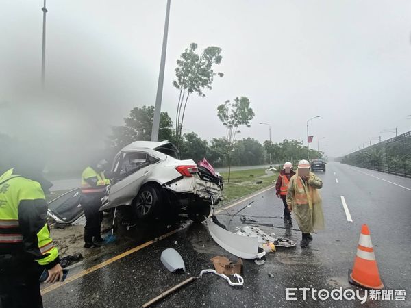 ▲江姓女駕駛在大雨中行駛，疑似視線不佳，撞上路旁燈桿。（圖／鳳林警分局提供，下同）